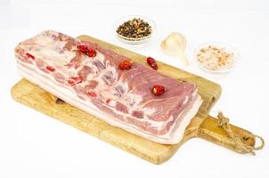 Stück roher Schweinebauch, frisches Fleisch zum Kochen. Studiofoto foto