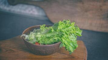 frisch Gemüse Salat im ein Lehm Tafel 16-9 foto