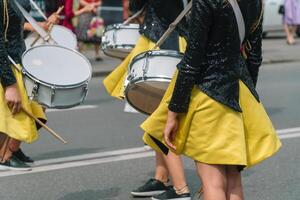 jung Mädchen Schlagzeuger beim das Parade. Straße Performance foto