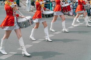 Straße Leistung. Nahansicht von weiblich Schlagzeuger Hände im rot Jahrgang Uniform beim das Parade foto