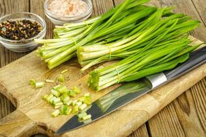 grüne junge Triebe von Allium ursinum. Foto