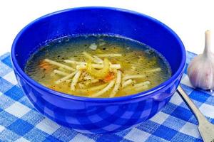 Suppe mit Hühnerbrühe mit Nudeln und Gemüse foto