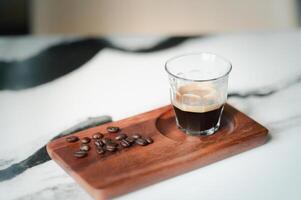 Kaffee Tasse mit geröstet Bohnen auf modern Hintergrund, foto