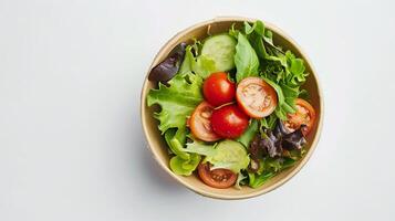 nehmen Weg Salat im Einweg Kunst Papier Schüssel auf Weiß Hintergrund, Essen Konzept Attrappe, Lehrmodell, Simulation foto