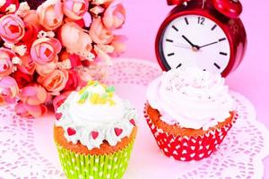 Kuchen mit Sahne, Cupcake auf Holz Hintergrund. foto