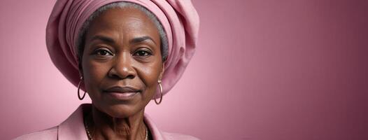 afrikanisch amerikanisch 70er Jahre Alten Frau isoliert auf ein Rosa Hintergrund mit Kopieren Raum. foto