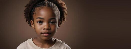 ein afrikanisch amerikanisch Verwandtschaft Mädchen isoliert auf ein braun Hintergrund mit Kopieren Raum. foto