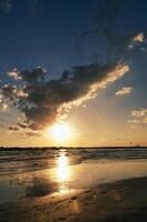 Vertikale Landschaften von ein Sonnenaufgang auf das Strand foto