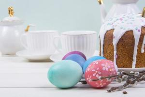 bunter Hintergrund mit Ostereiern auf weißem Holzbretthintergrund. Frohe Ostern-Konzept. kann als Poster, Hintergrund, Weihnachtskarte verwendet werden. foto