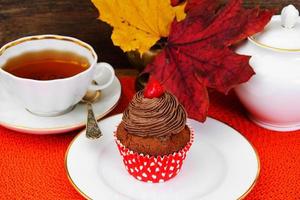 Kuchen mit Sahne, Cupcake auf Holz Hintergrund. foto