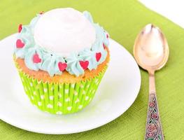 Kuchen mit Sahne, Cupcake auf Holz Hintergrund. foto