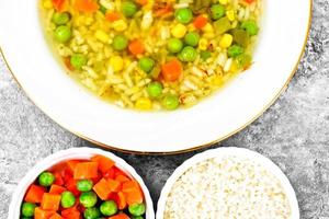 Suppe mit Hühnerbrühe. Reis und Gemüse