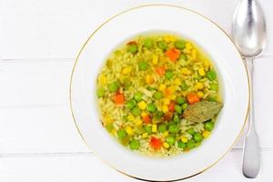 Suppe mit Hühnerbrühe. Reis und Gemüse