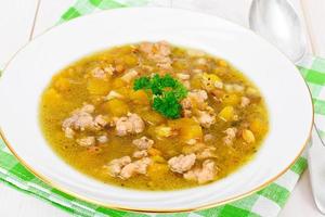 Linsensuppe mit Hackfleisch, Sellerie, Kürbis, Zwiebel foto