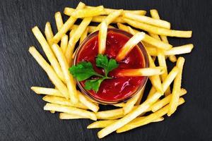 Pommes mit Ketchup foto