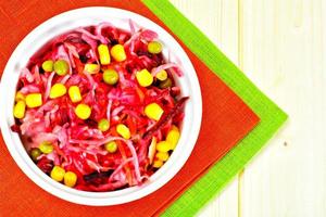 Salat von Rüben und Karotten mit Sauerkraut, Erbsen, Gewürzen foto