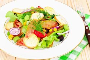 Salat mit Tomatenkumata, Trockenfleisch, Sellerie und Oliven