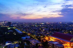 Usbekistan, Taschkent - - September 29, 2023 oben Aussicht von das Überwachung Deck auf das Taschkent Fernseher Turm zu das zentral Teil von das Stadt bedeckt mit Smog beim Nachtzeit . Luft Umweltverschmutzung. foto