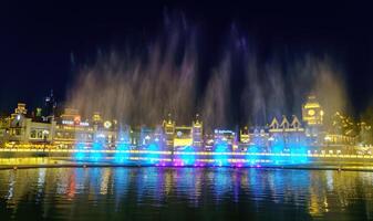 Usbekistan, Taschkent - - September 27, 2023 ein Brunnen mit Laser- Erleuchtung und Licht Musik- im Magie Stadt Park beim Nacht gegen das Hintergrund von ein Dekorationen und Gebäude. foto