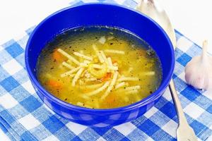 Suppe mit Hühnerbrühe. Nudeln und Gemüse
