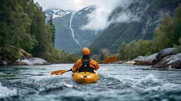 Kajakfahrer Paddeln das Stromschnellen von ein schön Berg Fluss. . foto