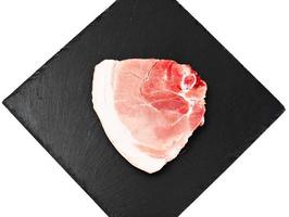 Stück frisches rohes Schweinefleisch, Fleisch isoliert auf weißem Hintergrund foto