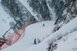 Skifahren beim krasnaya Polyana Resort auf sonnig Tag, genießen schön Natur foto