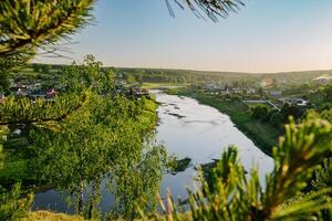 rustikal Dorf Szene Fluss und hängend Brücke foto