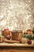 Schokoladenpanettone auf Holztisch mit Weihnachtsschmuck foto