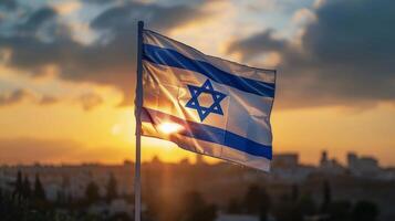 feierlich Israel Flagge flattern beim Dämmerung. yom Hazikaron, israelisch Unabhängigkeit Tag foto