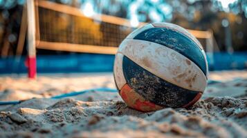 Strand Volleyball Lügen auf das Sand mit das Netz im Hintergrund. aktiv Sommer- Urlaub, olympisch Spiele foto