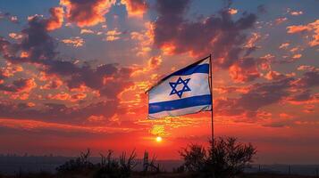beschwingt Flagge von Israel winken gegen dramatisch Sonnenuntergang. yom Hazikaron, Unabhängigkeit Tag foto