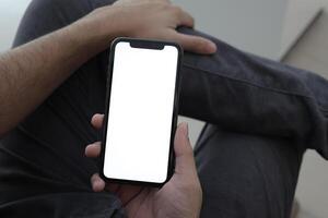 Hand halten Smartphone im Büro, mit Telefon foto