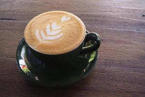 Tasse von Kaffee Cappuccino auf das hölzern Tabelle foto
