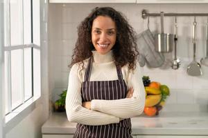 Porträt einer lateinischen Frau in der Küche