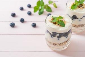 frische Blaubeeren und Joghurt mit Müsli foto