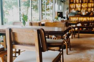 leerer Holzstuhl im Café und Restaurant des Cafés