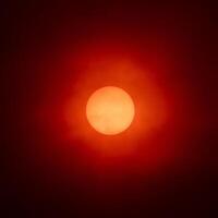 Sonne rot und Feuer foto