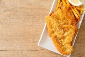 Fish and Chips - gebratenes Fischfilet mit Kartoffelchips foto