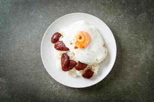 Reis mit Spiegelei und chinesischer Wurst foto