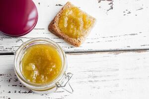 ein geöffnet Glas Krug von hausgemacht Marmelade foto