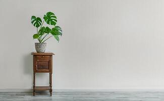 Monstera Deliciosa ein hölzern Tabelle foto