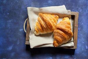 Französisch Croissants im ein Tablett foto
