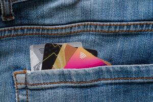 Bank Karten im Ihre Jeans Tasche foto