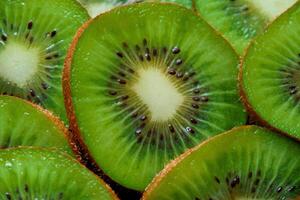 ein schließen oben von ein Bündel von Kiwi Obst foto