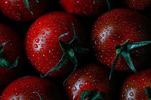 ein schließen oben von ein Bündel von Tomaten mit Wasser Tröpfchen foto