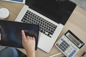 Person mit Digital Tablette im Büro foto