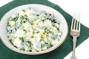 Leichter Diätsalat mit gekochtem Ei, Frühlingszwiebeln und frischer Gurke