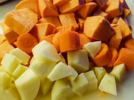 Suppe von der orangefarbenen Süßkartoffel mit Pommes vom Hokkaido-Kürbis Cucurbita Maxima