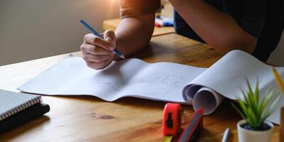 Geschäft Ingenieur Hand halten Bleistift mit Konstruktion Zeichnung. Beratung Planung zum Ingenieurwesen Konzept. foto